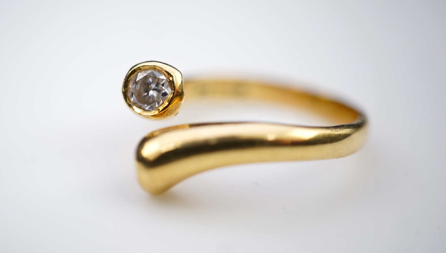 A diamond torque ring